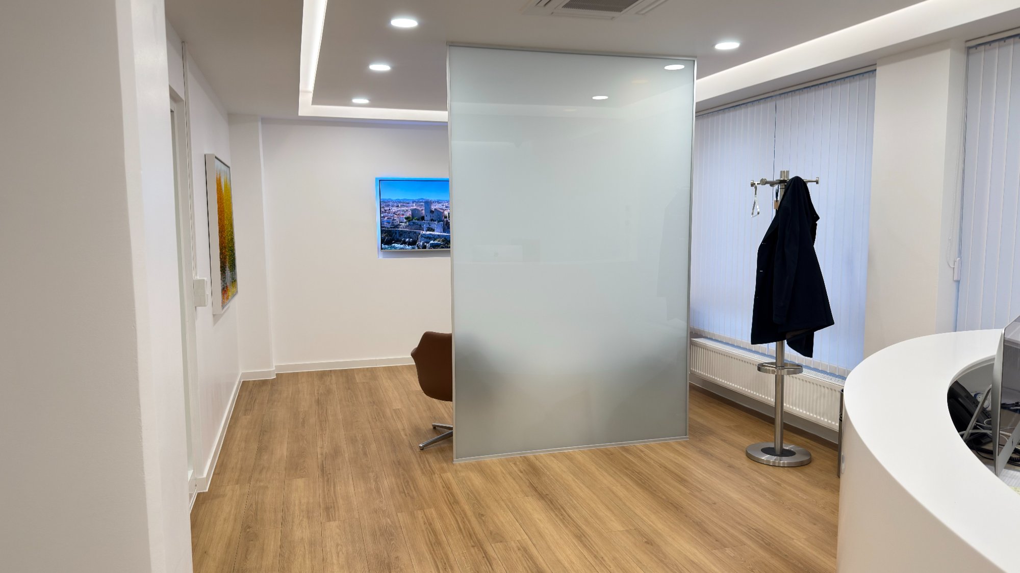 LaserHD Wartebereich mit Glastrennwand